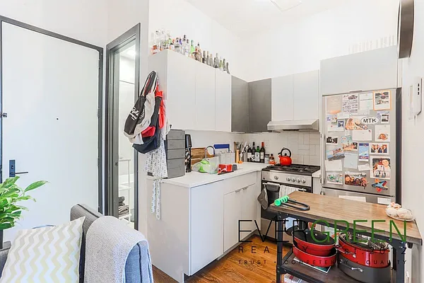 Rented by Evergreen Apartments BK | media 4