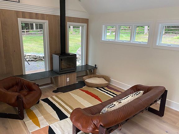 Living Room / Fireplace