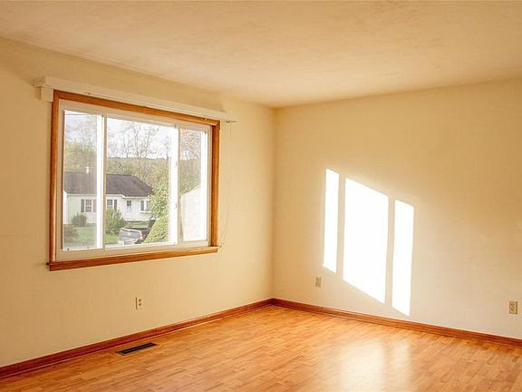 5th image of 33 Iris Dr