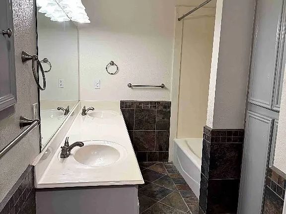 4th image of 302 N Judson Ave #B