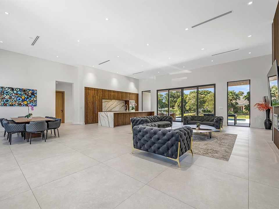1st image of 1000 SW 93rd Ave #1000