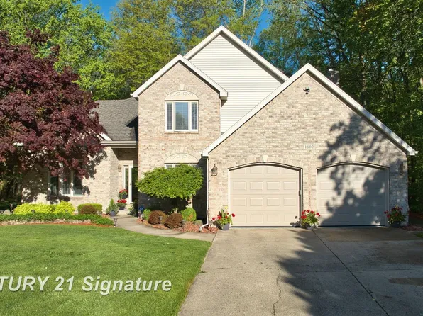 1802 Lake Circle Dr W, Saginaw, MI 48609