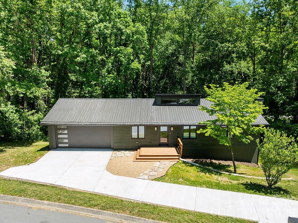 1st image of 17 Muirfield Dr