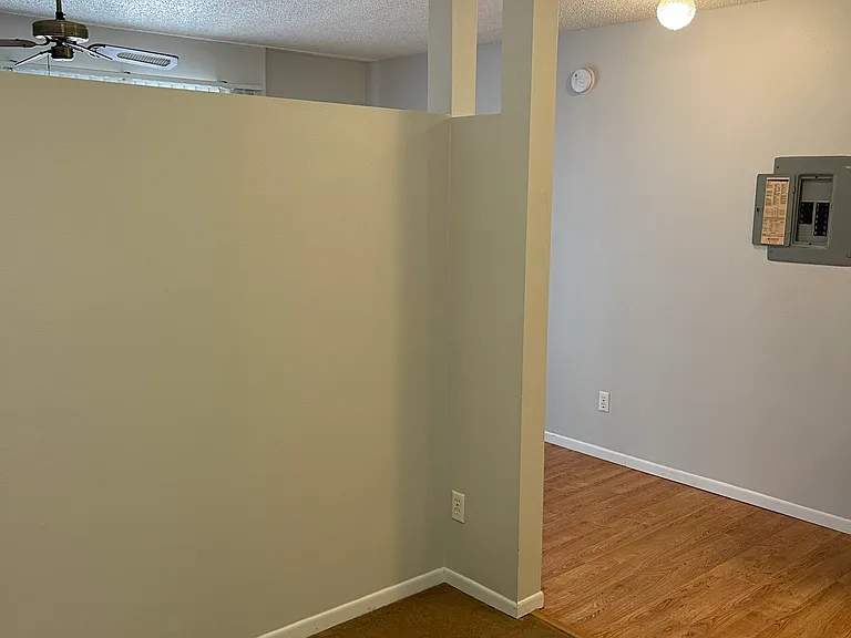 312 E Burlington St #15 — Photo 7