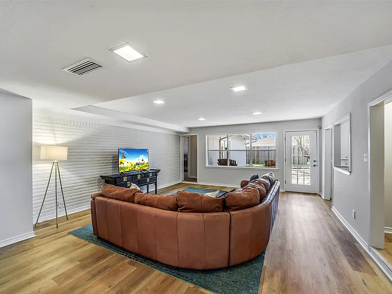 6215 Queensloch Dr — Photo 4