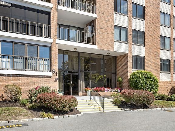3rd image of 51 Melrose St APT 5F
