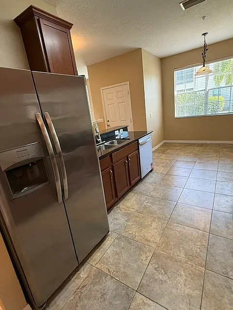 2 bed, 1400 sqft, $2,100 — Photo 4