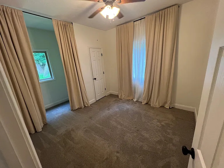 502 Queen St — Photo 15