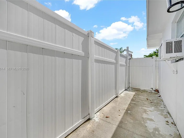1041 NE 9th Ave #A1 — Photo 17