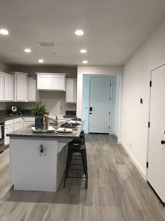 3 bed, 2.5 bath, 2254 sqft, $2,930 — Photo 2