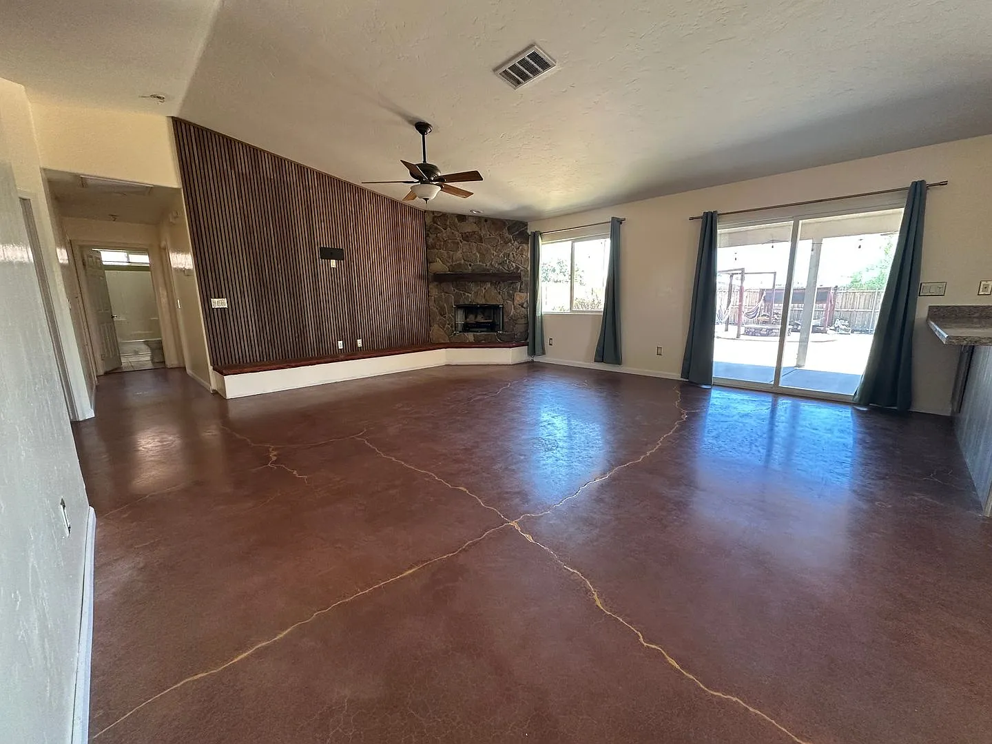 *$100.00 off 1st months Rent Move in Special!*Open Concept 3 Bedroom 2 Bath Home — Photo 2