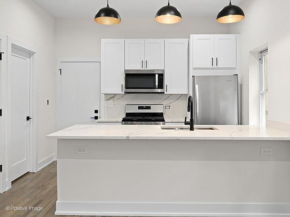 5th image of 2142 N Maplewood Ave #1R