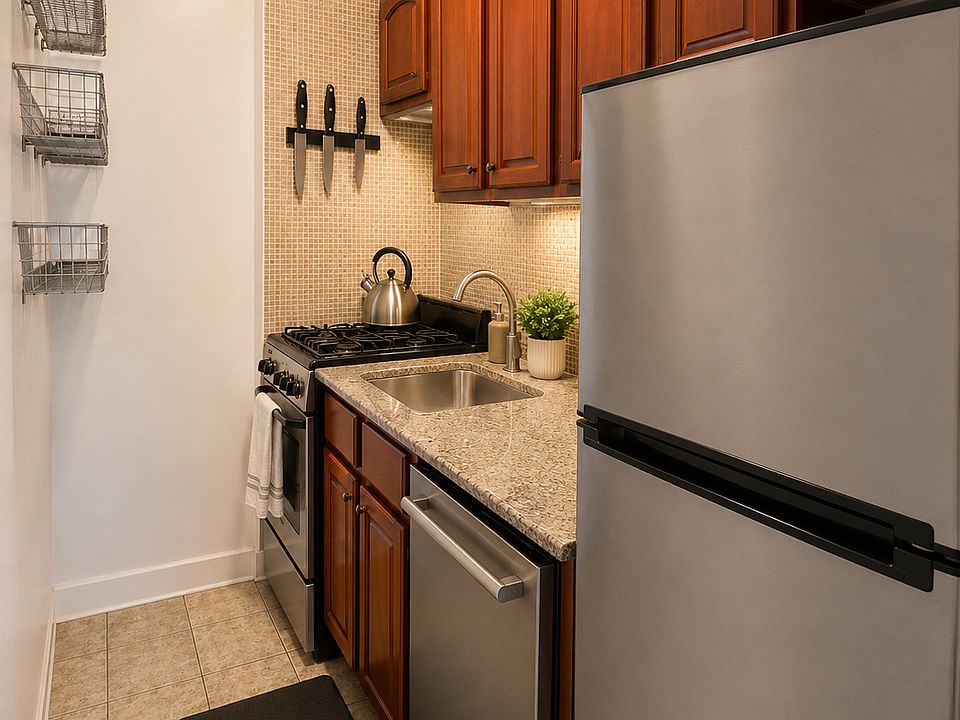 2nd image of 221 W 78th St APT 3F