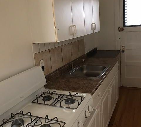 3rd image of 2048 W Estes Ave