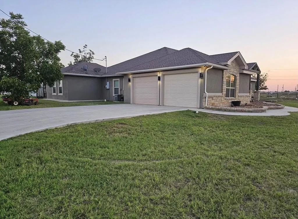 4 bed, 3.0 bath, 2660 sqft, $4,300 — Photo 2