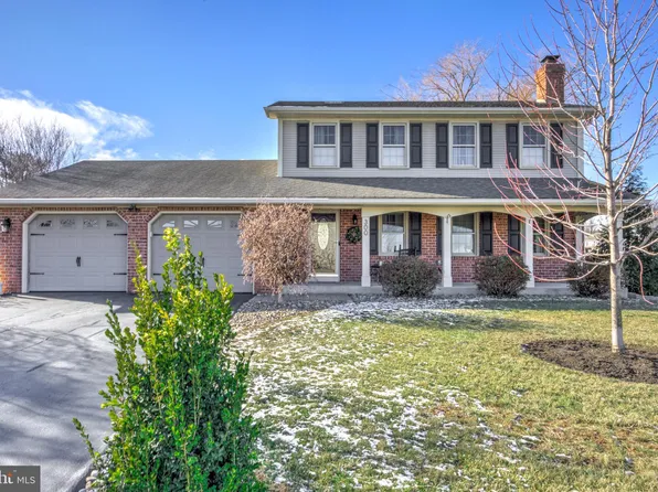 300 Willow Ln, New Holland, PA 17557