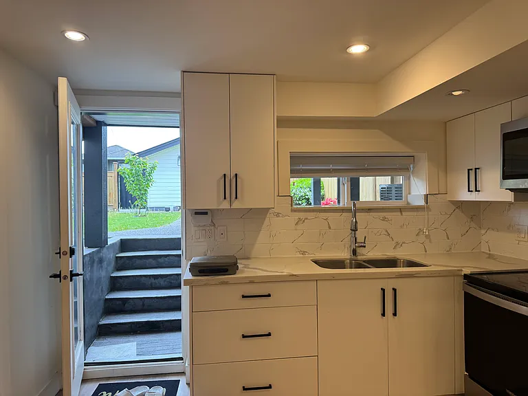 7 Howard Ave N #11 — Photo 4