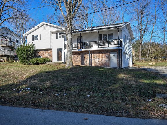 3rd image of 3811 Woodland Dr
