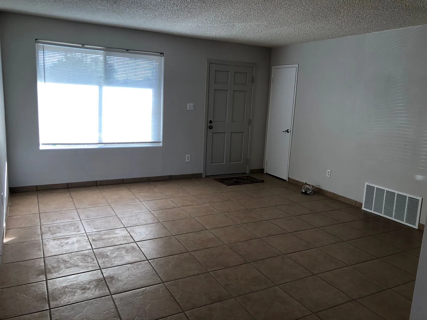 Adorable Home in Laverne Terrace! — Photo 2