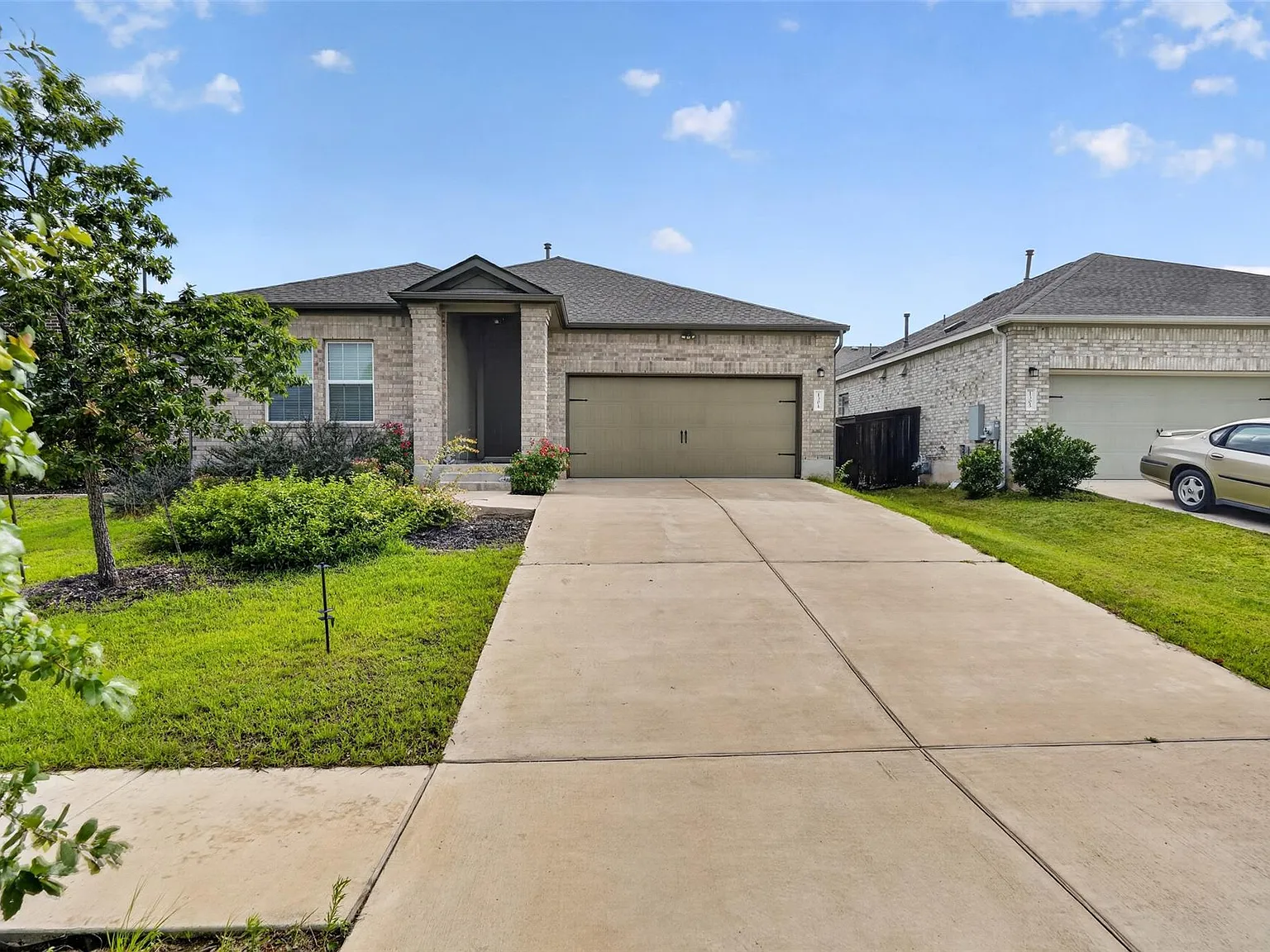 4 bed, 2.0 bath, 1946 sqft, $2,200 — Photo 2