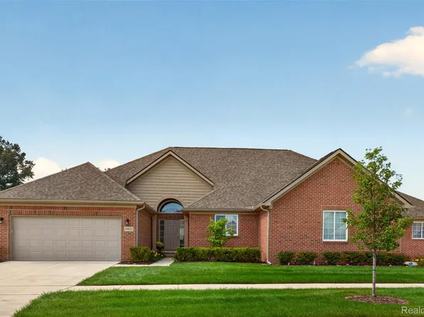 49661 Manistee Dr, Chesterfield, MI 48047