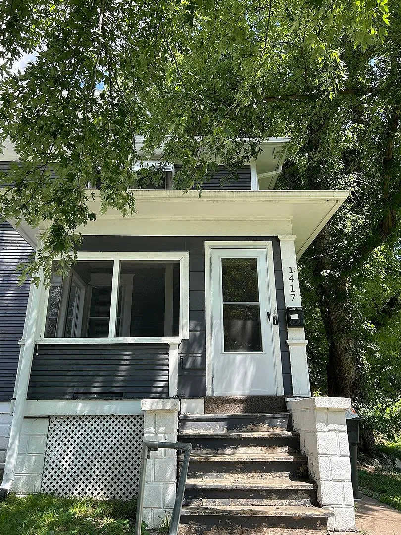 Timeless Charm Meets Modern Comfort Spacious 3 Bedroom Duplex Near Downtown Omaha — Photo 2
