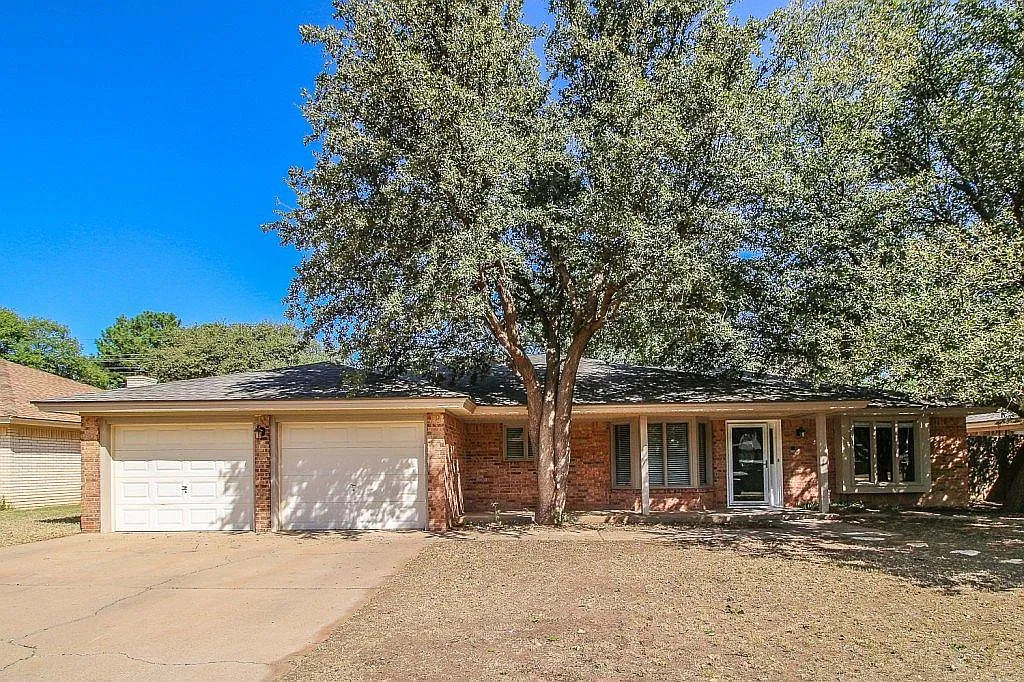 3 bed, 2272 sqft, $1,899 — Photo 1