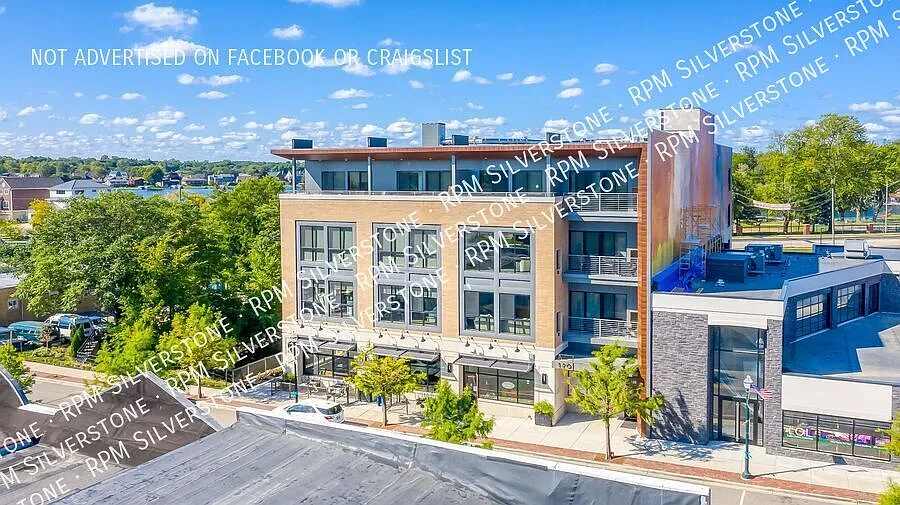 Luxury Two Bed Two Bath in Downtown Lake Orion! — Photo 3