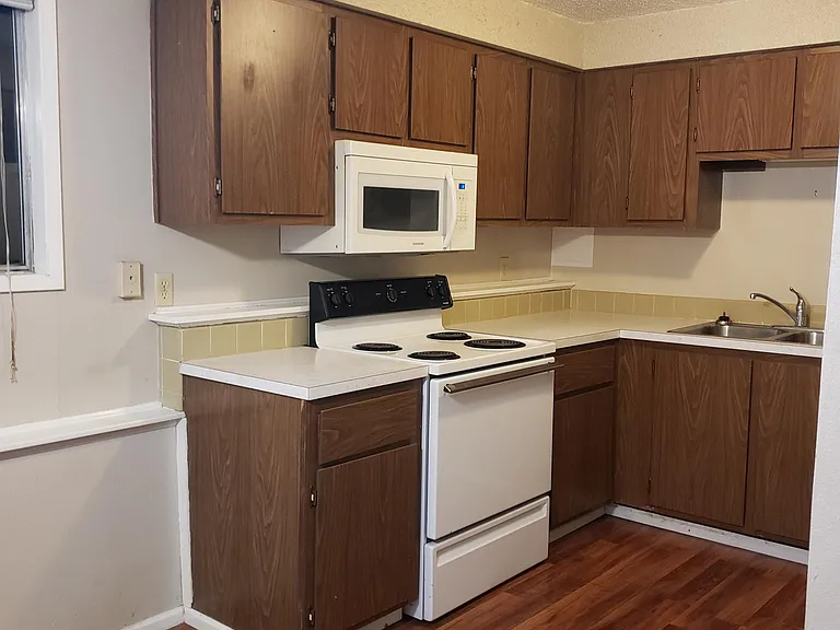 315 NW Thomas St — Photo 3