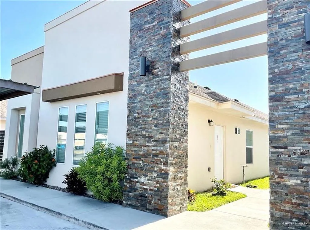 2 bed, 2.0 bath, 1100 sqft, $1,100 — Photo 1