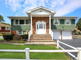 224 Manetto Hill Rd, Plainview, NY 11803