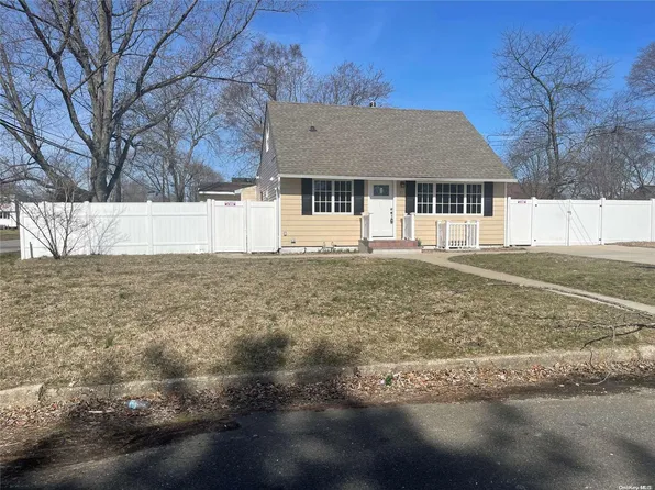 21 E Walnut St, Central Islip, NY 11722