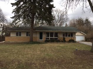 915 Arnold Ave, Glen Ellyn, IL 60137