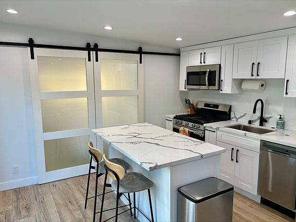 5th image of 946 1/2 E 67th St