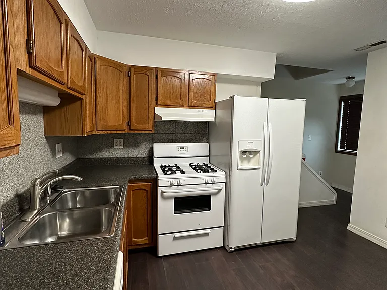 227 N Dicks St — Photo 4