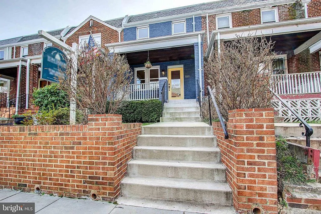 1811 E St NE photo 1