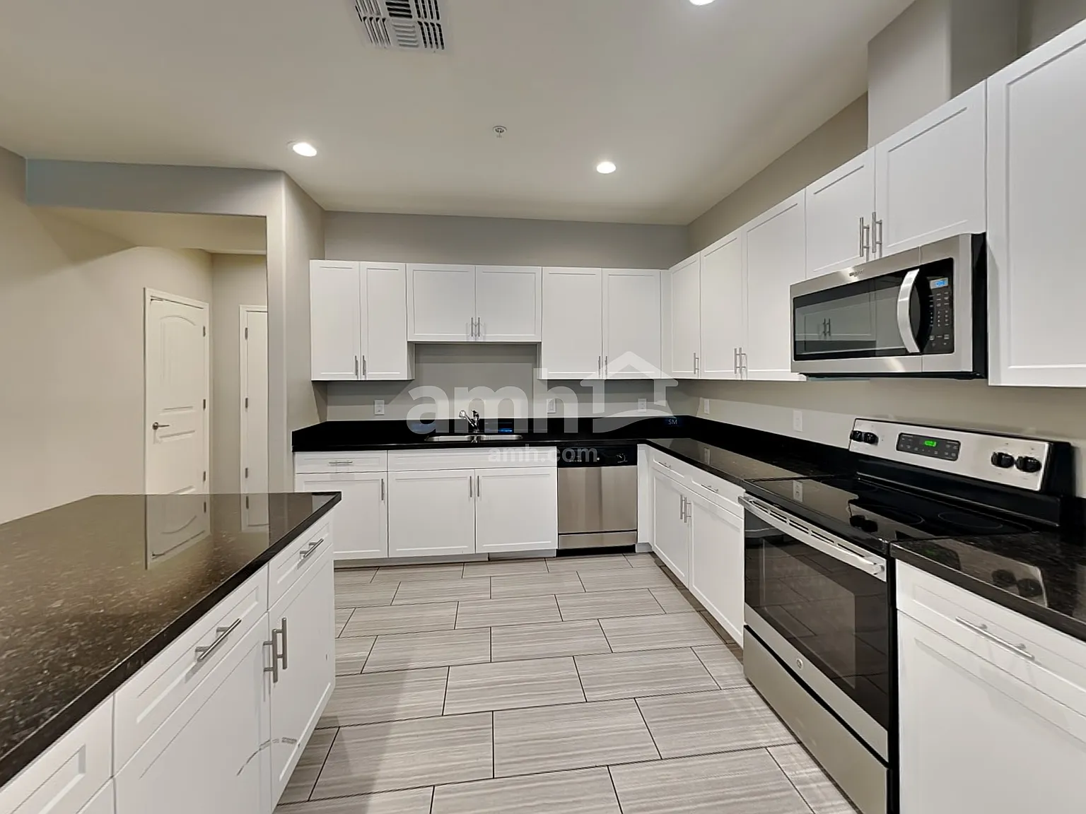 3 bed, 2.5 bath, 1749 sqft, $1,930 — Photo 3