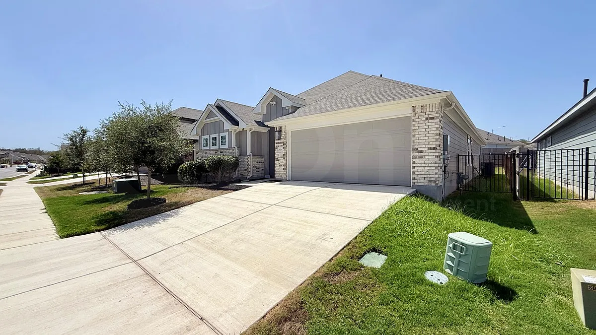 4 bed, 2.0 bath, 1990 sqft, $2,400 — Photo 3