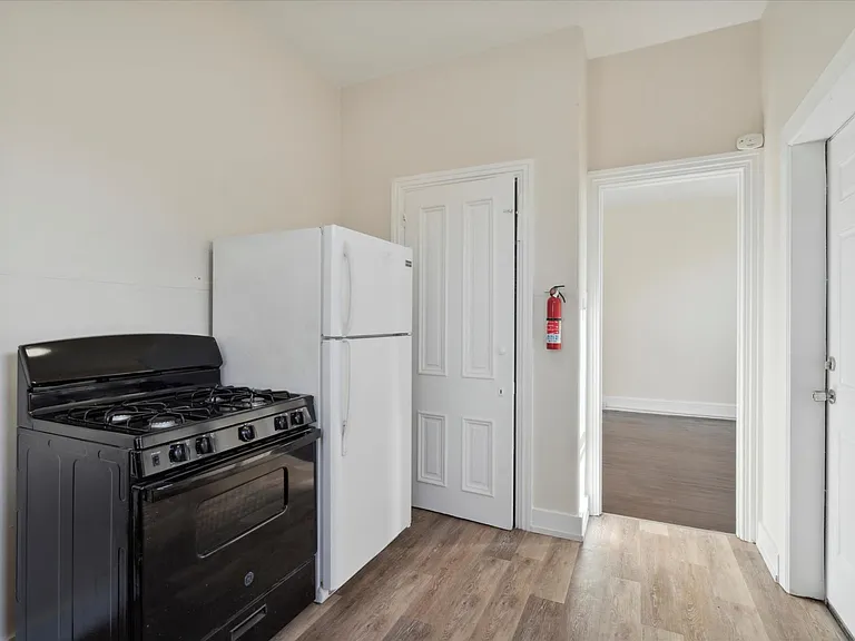 232 N 6th St #2R — Photo 7
