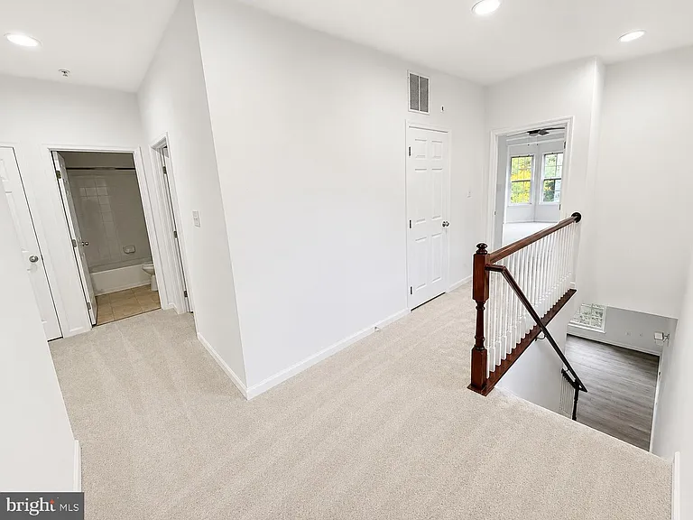 2585 Eastbourne Dr — Photo 17