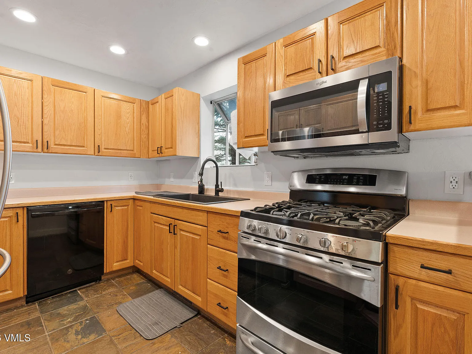 3 bed, 3.5 bath, 1749 sqft, $7,500 — Photo 4