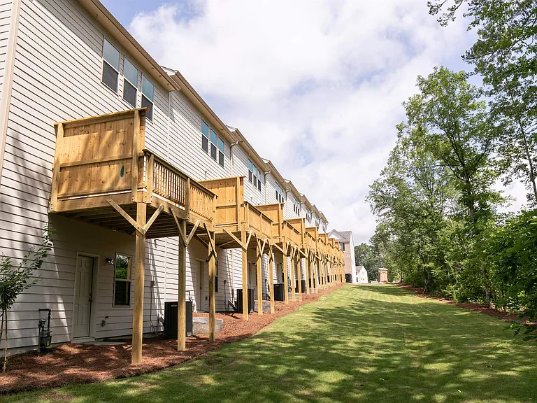 Elegant Kingston exterior with a large, airy balcony.