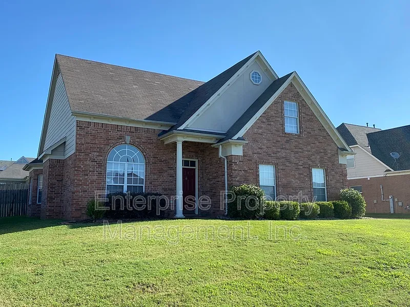 4 bed, 2.5 bath, 2035 sqft, $2,295 — Photo 2