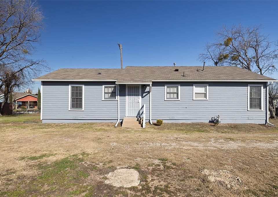Back of house featuring a yard