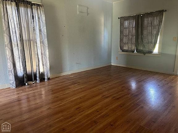 4th image of 217 Oak St