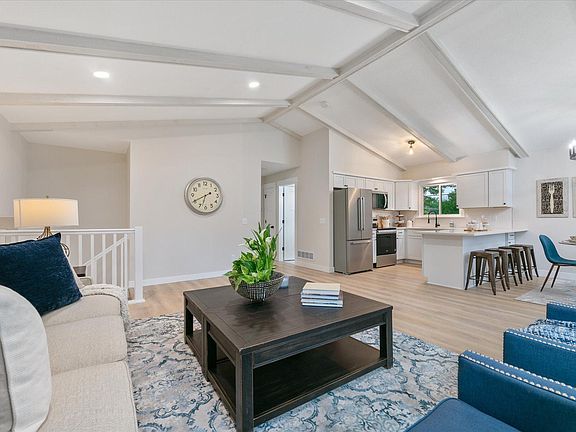 3rd image of 4835 Drake St