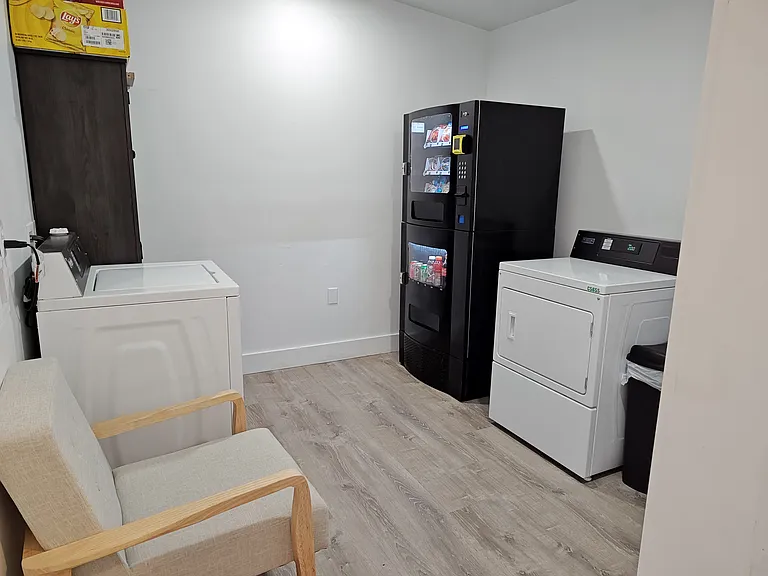 200 W Walnut St #6 — Photo 4