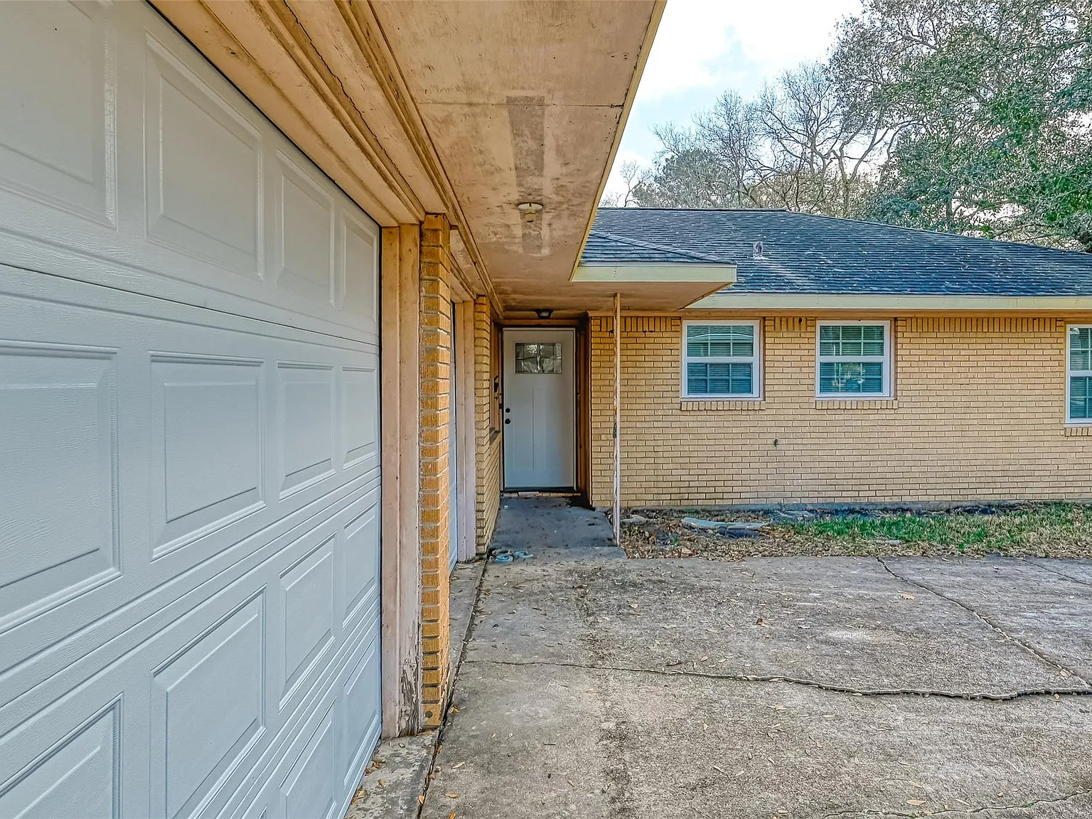 3 bed, 2.0 bath, 1727 sqft, $2,400 — Photo 2