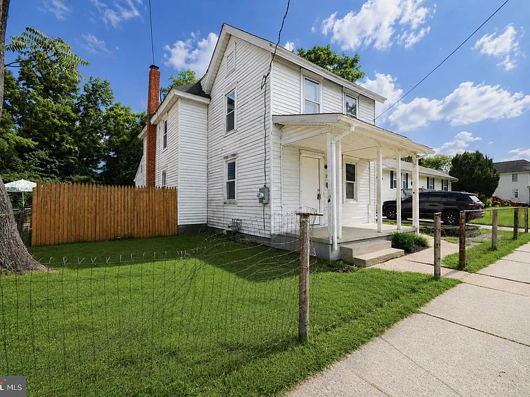 210 W Buck St — Photo 6
