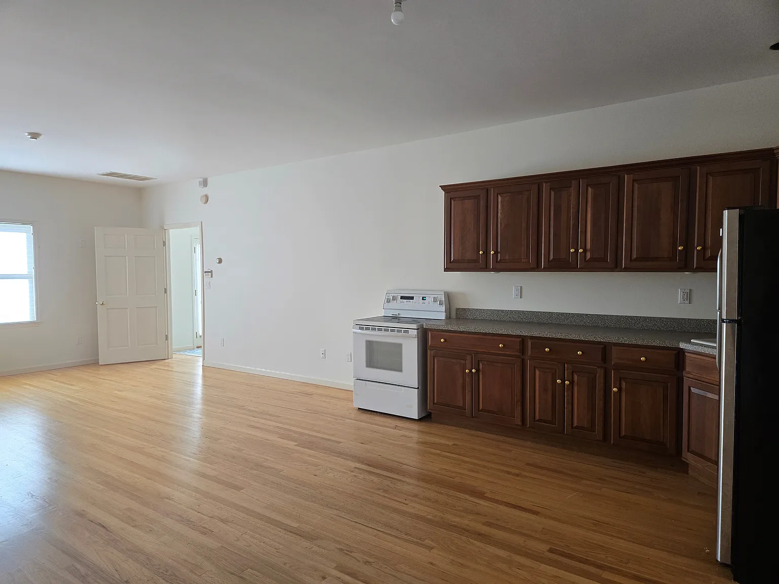 2 bed, 1000 sqft, $3,200 — Photo 4
